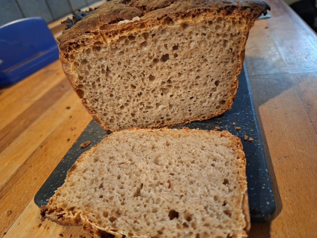 Selbst gebackenes Brot von Susanne, mit Unterstützung generativer KI
