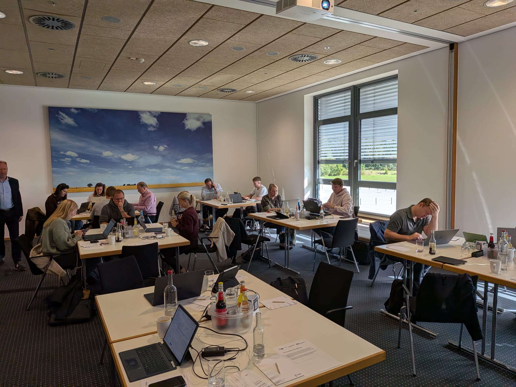 Teilnehmende in der Arbeitsphase beim Agentathon im NordseeCongressCentrum in Husum